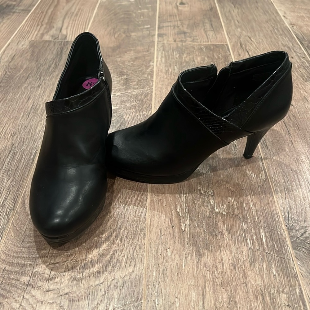 Bandolino Woman’s Black Covered Toe Heels Size 8.5